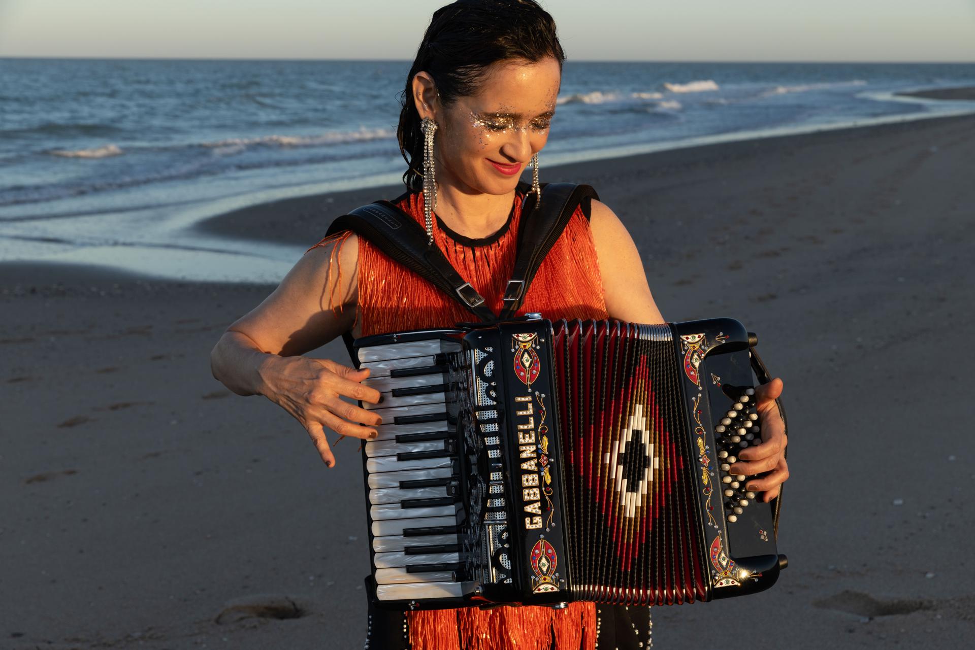 Fotografía cedida por Y. Venegas que muestra a la cantante y compositora Julieta Venegas. EFE/ Y. Venegas /SOLO USO EDITORIAL/ NO VENTAS/ SOLO DISPONIBLE PARA ILUSTRAR LA NOTICIA QUE ACOMPAÑA (CRÉDITO OBLIGATORIO)

