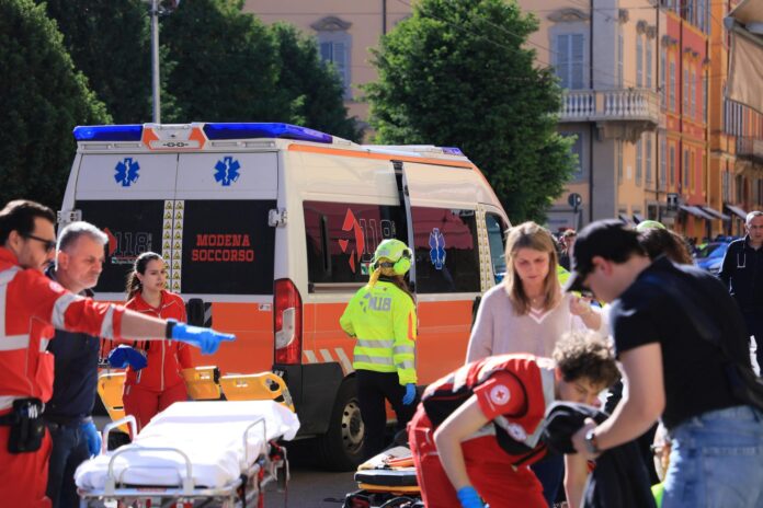 Fuerzas del orden y personal de emergencia trabajan en la zona donde un vehículo arrolló este sábado a varios peatones en el centro de Módena (norte de Italia). EFE/EPA/GIORGIA BASSOLI
