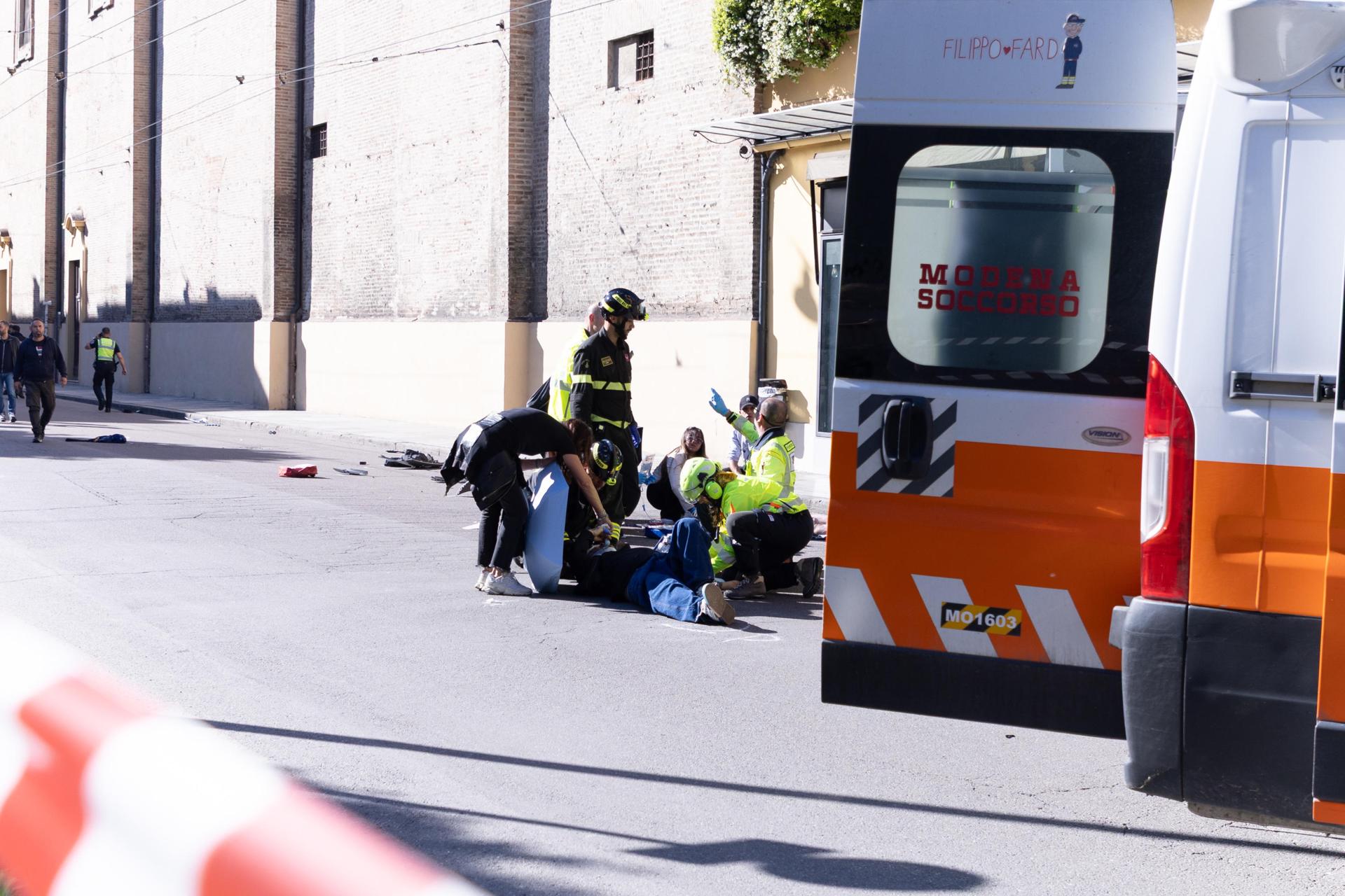 Fuerzas del orden y personal de emergencia trabajan en la zona donde un vehículo arrolló este sábado a varios peatones en el centro de Módena (norte de Italia). EFE/EPA/GIORGIA BASSOLI
