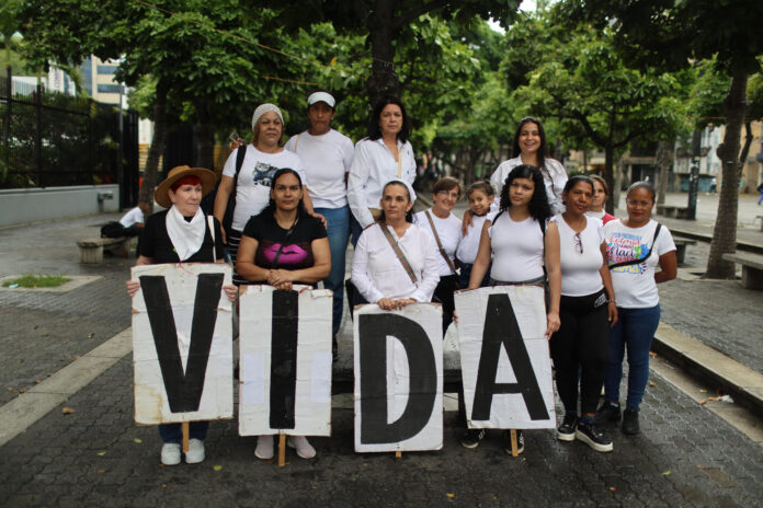 Mujeres se manifiestan en una céntrica plaza en Caracas (Venezuela). EFE/ Miguel Gutierrez
