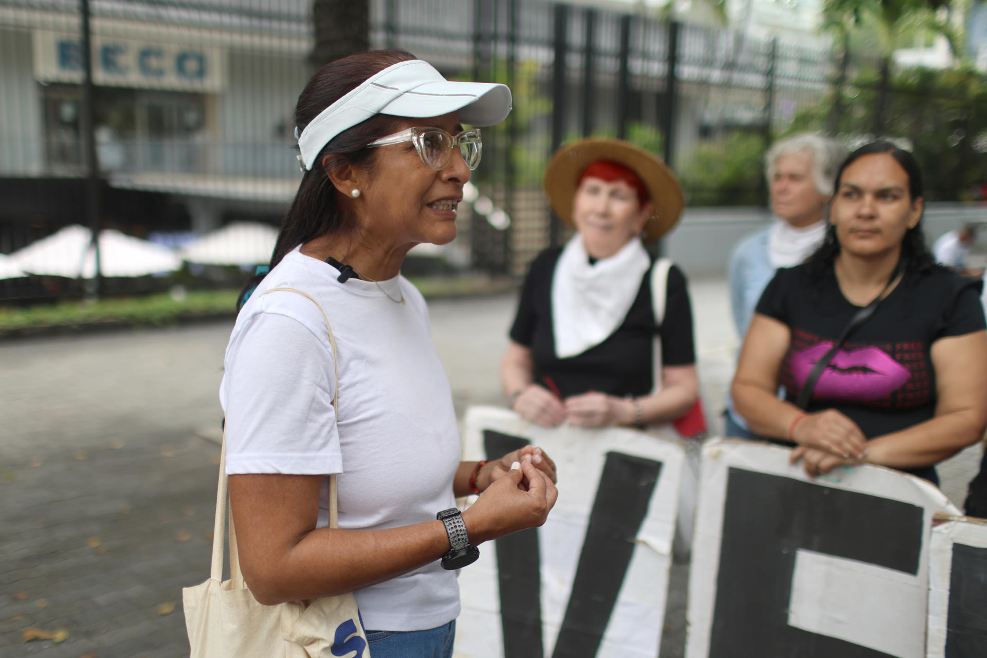 La directora de la ONG Rediálogo, Alba Purroy, habla durante una manifestación en una céntrica plaza en Caracas (Venezuela). EFE/ Miguel Gutierrez
