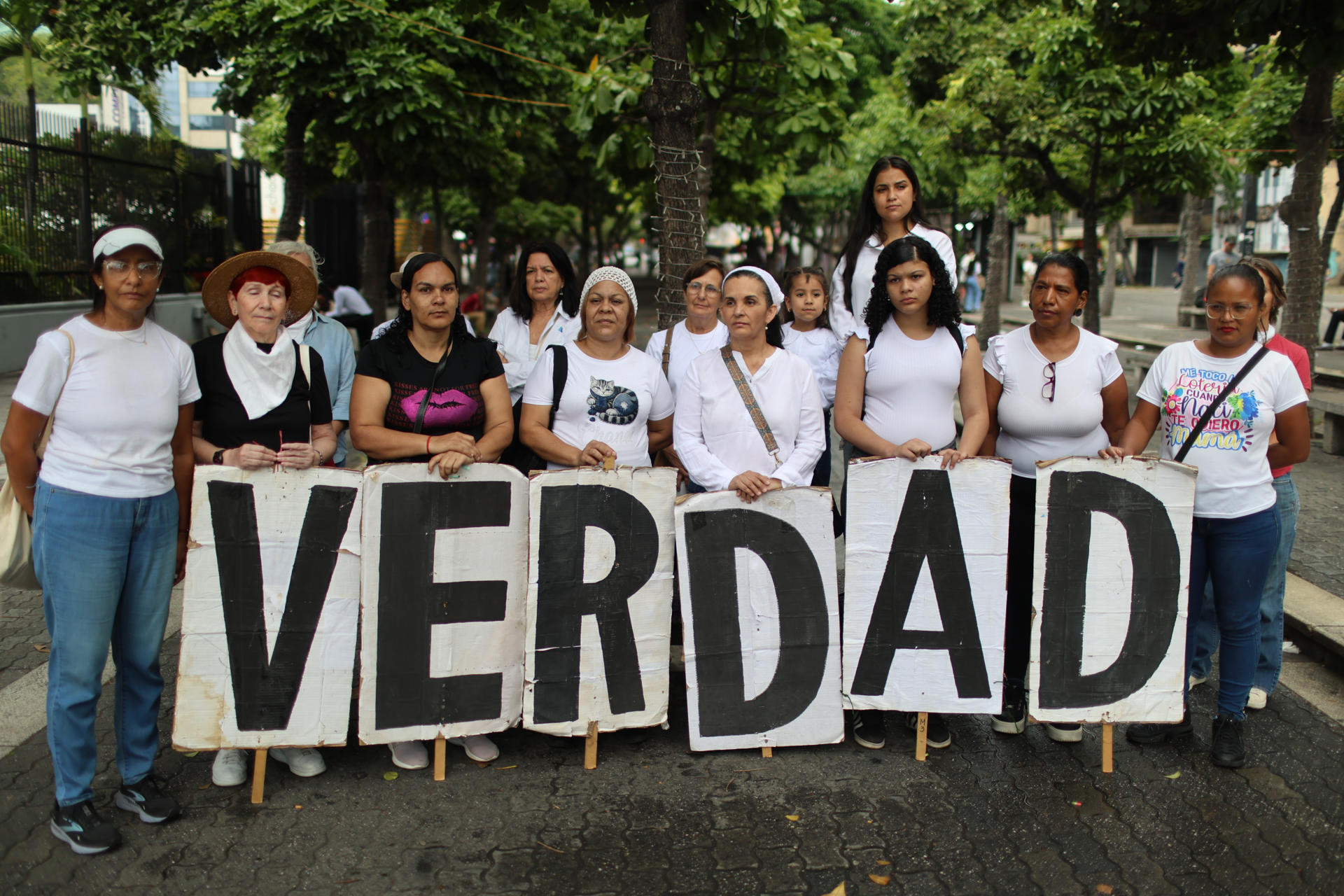 Mujeres se manifiestan en una céntrica plaza en Caracas (Venezuela). EFE/ Miguel Gutierrez
