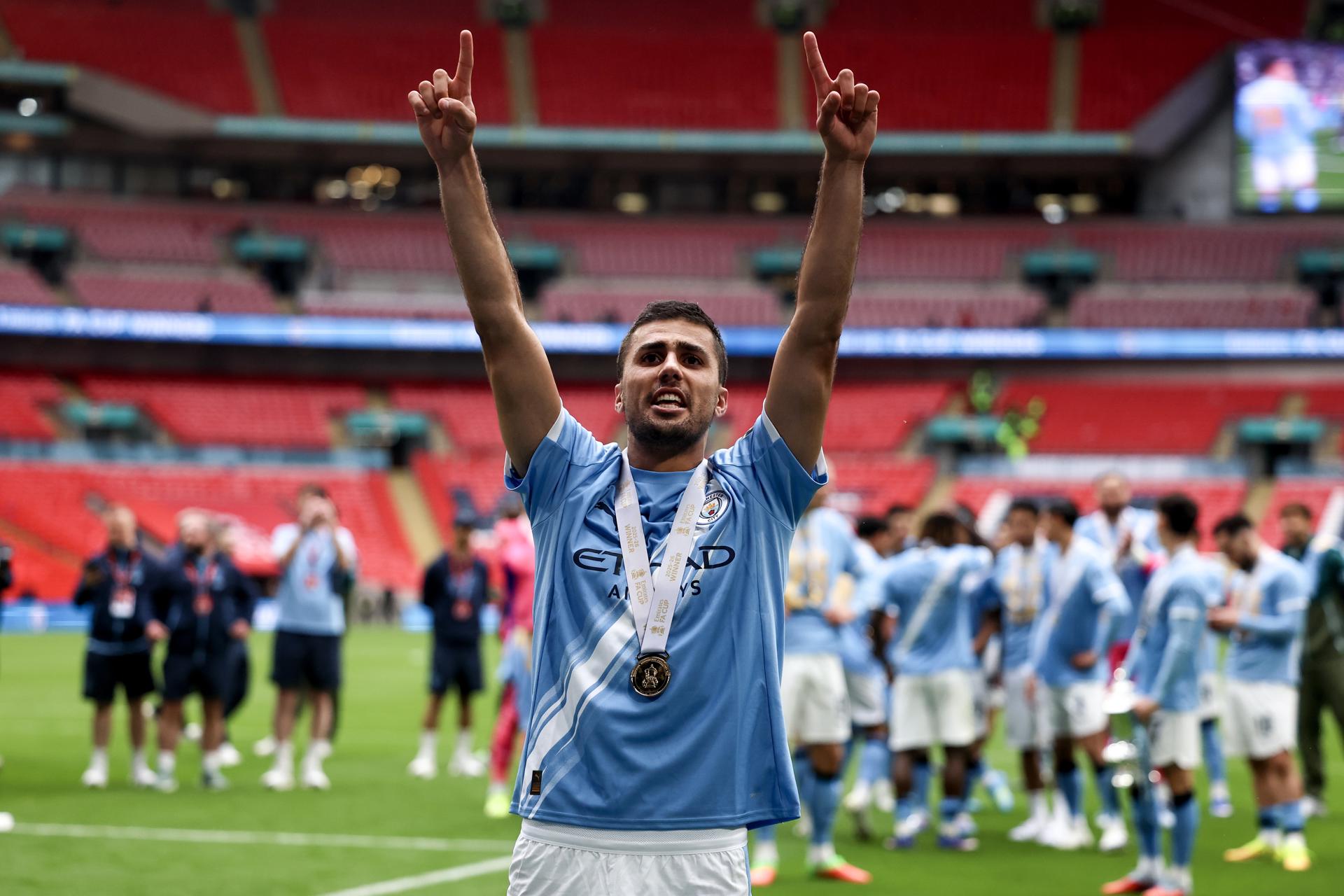 El jugador del Manchester City Rodri celebra el título de la FA Cup que han jugado Chelsea FC y Manchester City, en Londres, Reino Unido. EFE/EPA/NEIL HALL

