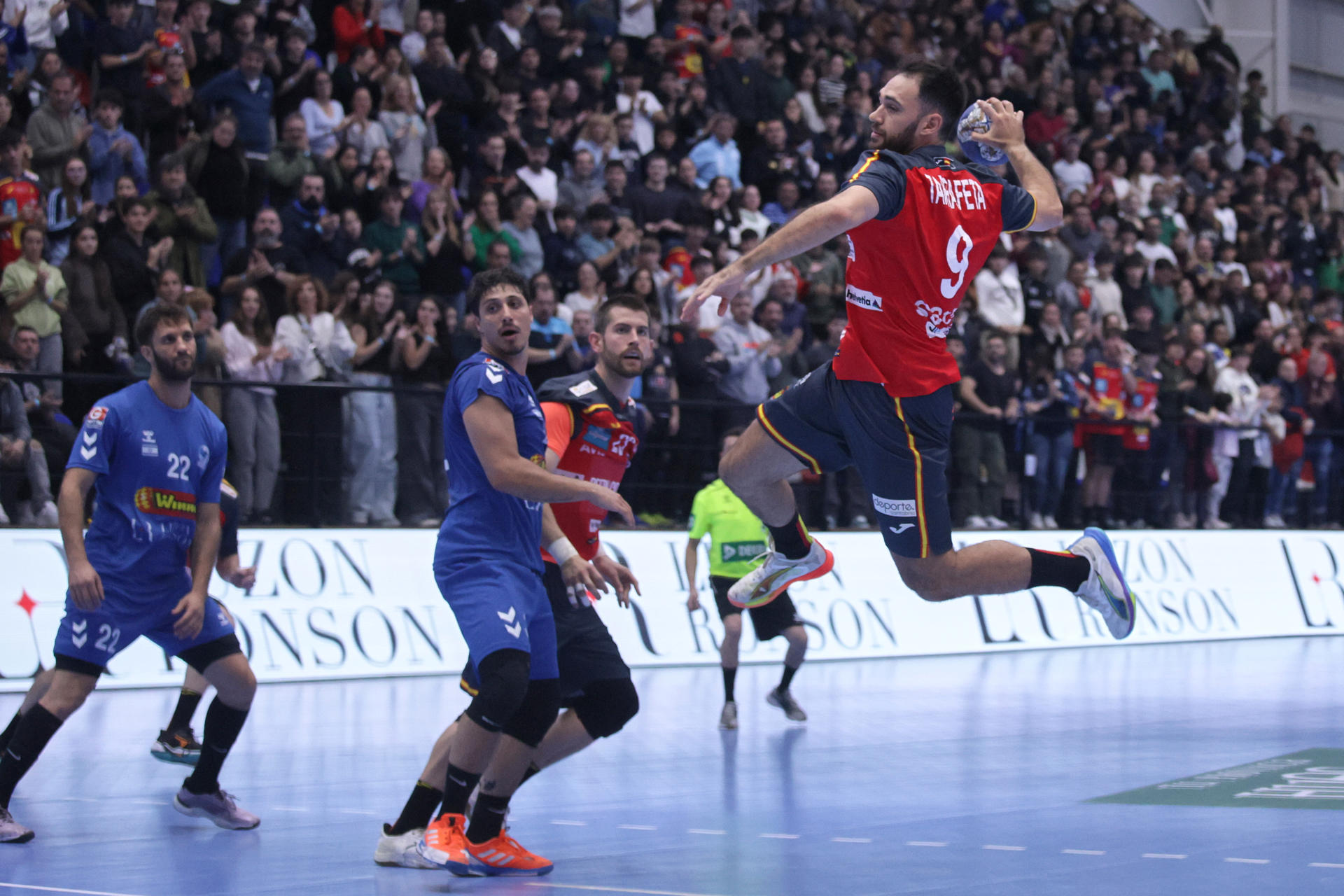 El español Ian Tarrafeta (d) se impulsa para lanzar a la portería de Israel durante el segundo partido de eliminatorias que garantizó a los Hispanos la clasificación al Mundial de 2027 en el estadio La Casa del Handball Argentino en Buenos Aires. EFE/ Adan González
