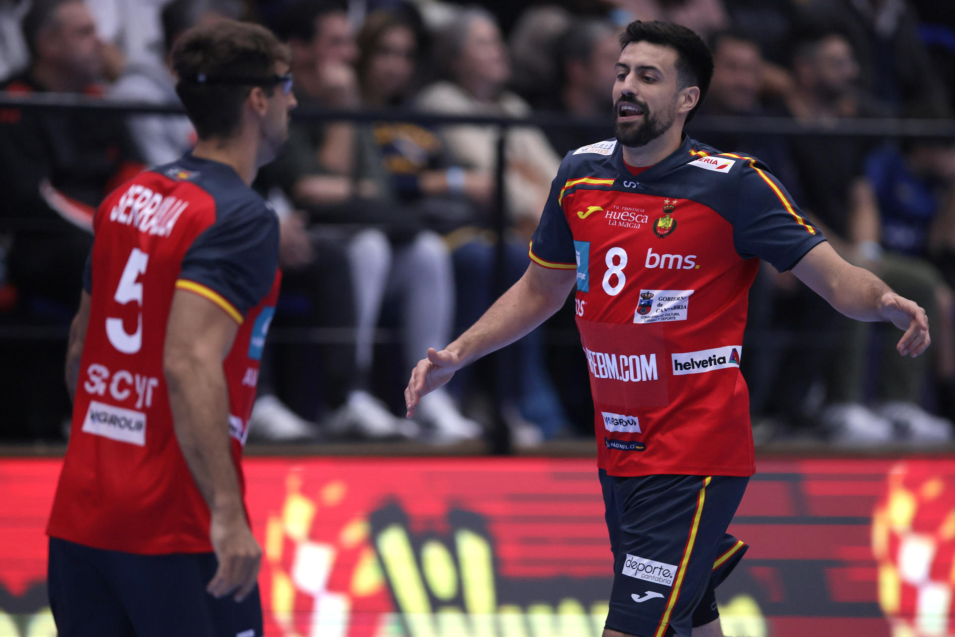 Agustín Casado (d) y Antonio Serradilla celebran este sábado la segunda victoria de España sobre Israel y su clasificación al Mundial 2027 en partido jugado en La Casa del Handball Argentino en Buenos Aires. EFE/ Adan González
