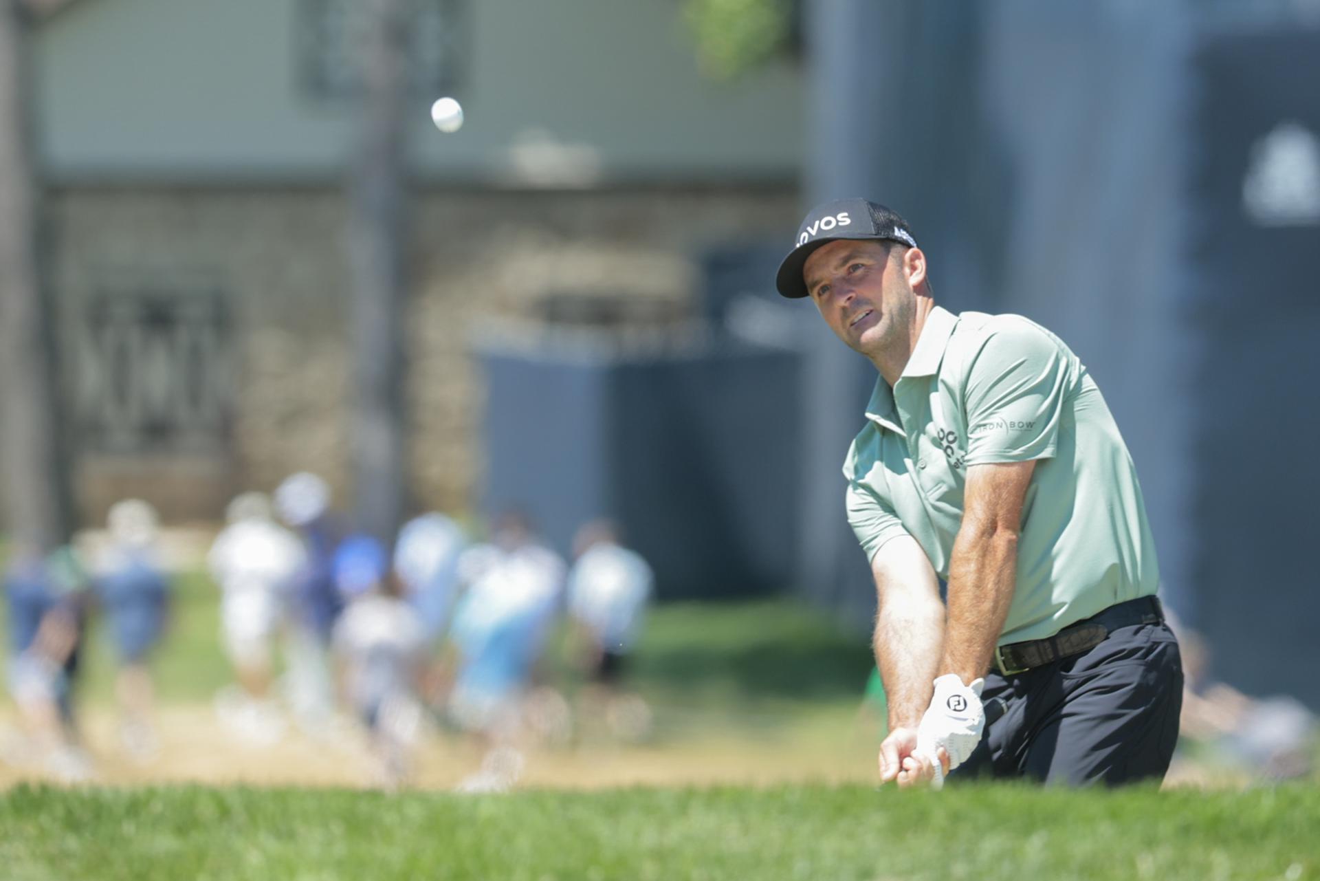 El estadounidense Denny McCarthy impulsa la bola desde el búnker en el noveno green este sábado durante la Ronda 3 del Campeonato de la PGA que transcurre en el Aronimink Golf Club en Newtown Square (Pensilvania). EFE/EPA/STEVEN M. FALK
