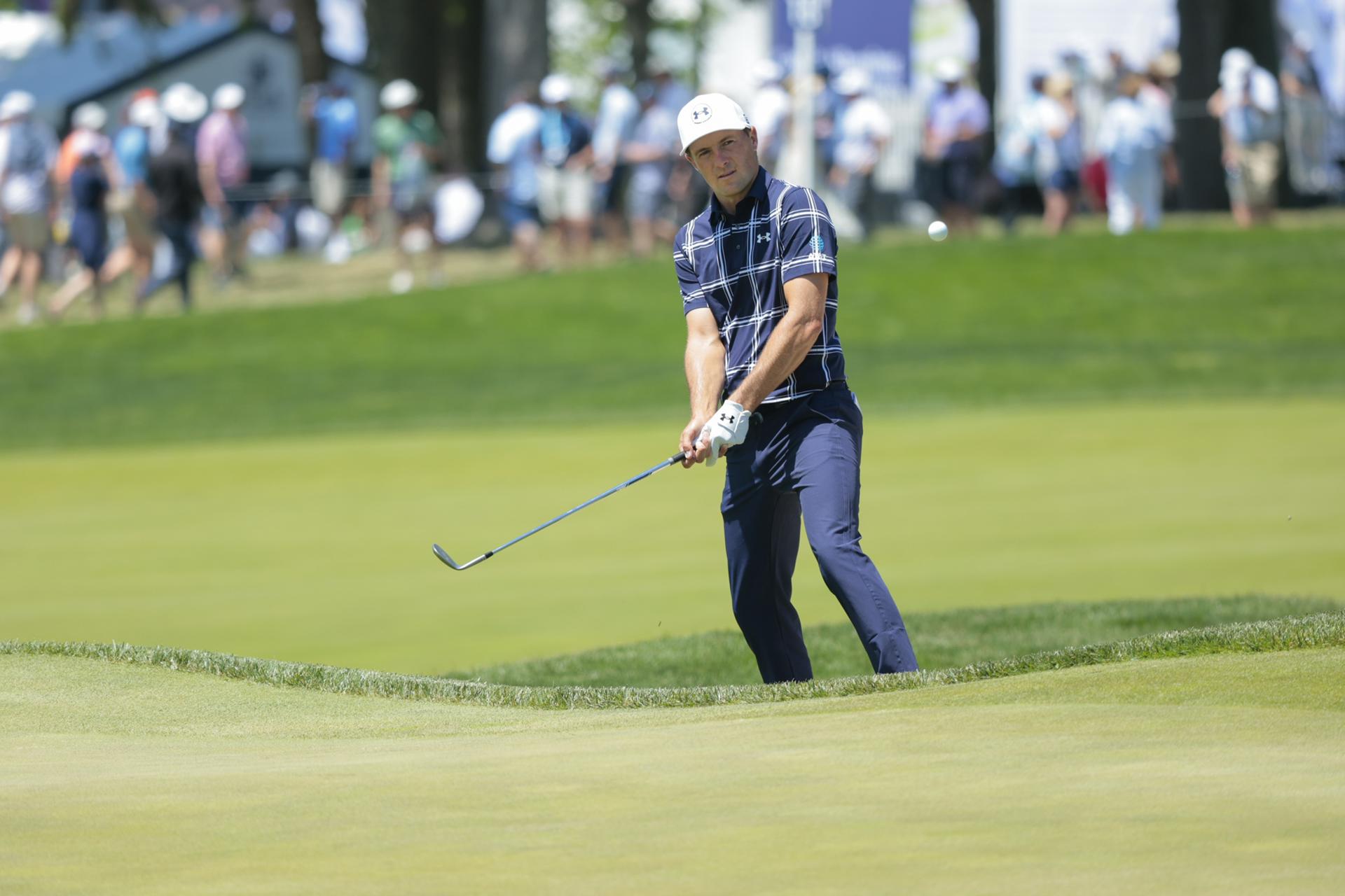 El estadounidense Jordan Spieth impulsa un chip en el green del hoyo 9 este sábado durante la Ronda 3 del Campeonato de la PGA que  transcurre en el Aronimink Golf Club en Newtown Square (Pensilvania). EFE/EPA/STEVEN M. FALK
