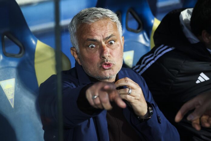 El entrenador del Benfica, José Mourinho, observa antes del partido de fútbol de la Primera División contra el Estoril. EFE/EPA/JOSE SENA GOULAO
