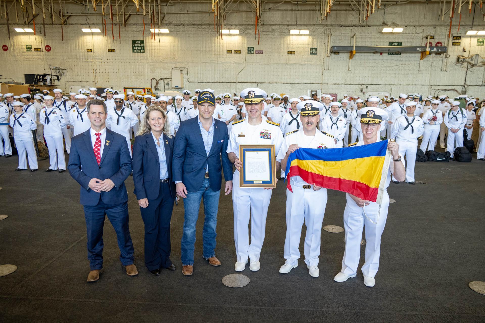 Fotografía difundida en la cuenta en X @USNavyCNO de la Jefatura de Operaciones Navales donde se ve al secretario de Guerra de EE.UU., Pete Hegseth (3-i), posando con la tripulación del portaaviones Gerald R. Ford este sábado, a su llegada a Norfolk, en Virginia (EE.UU.). EFE/ @USNavyCNO /SOLO USO EDITORIAL/ SOLO DISPONIBLE PARA ILUSTRAR LA NOTICIA QUE ACOMPAÑA (CRÉDITO OBLIGATORIO)
