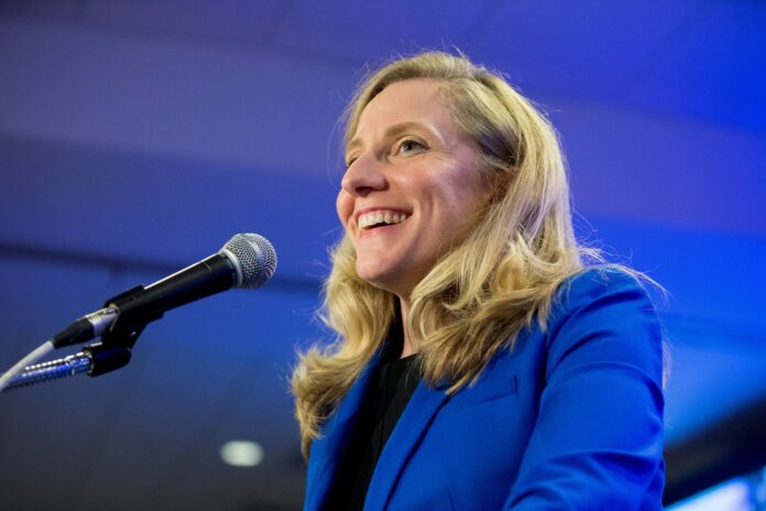 Fotografía de archivo de la gobernadora de Virginia Abigail Spanberger. EFE/ Michael Reynolds
