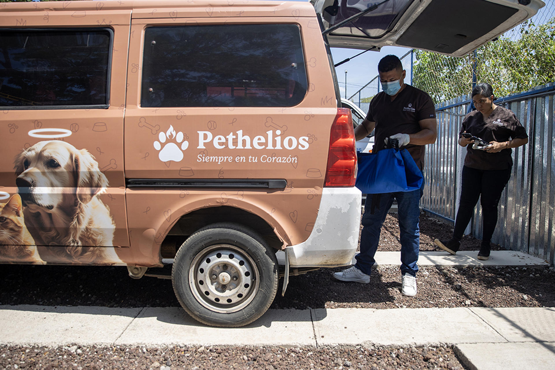Michael Lee Morales traslada el cuerpo de una mascota este martes, en Managua (Nicaragua). EFE/ STR
