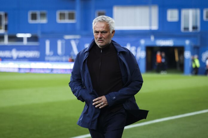 El entrenador del Benfica, José Mourinho, observa antes del partido de fútbol de la Primera División contra el Estoril. EFE/EPA/JOSE SENA GOULAO
