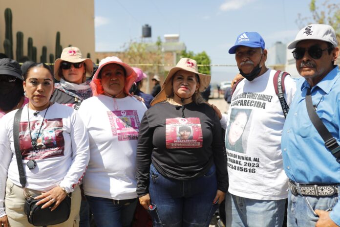 La líder fundadora del colectivo Madres Buscadoras de Sonora, Cecilia Flores (c), posa con integrantes del colectivo este sábado, en el municipio de El Salto en Jalisco (México). EFE/ Francisco Guasco
