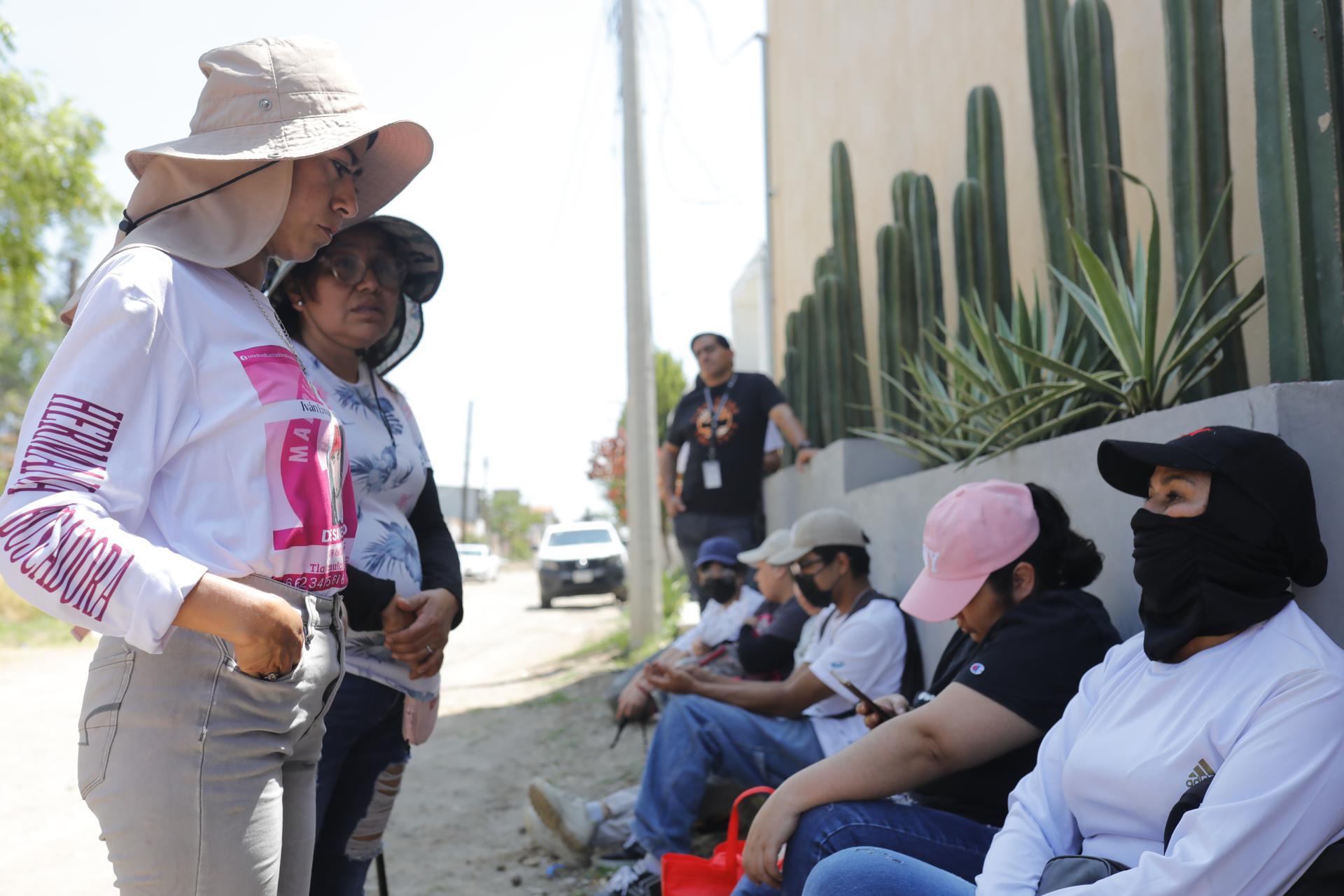 Integrantes del colectivo Madres Buscadoras de Jalisco permanecen en la zona donde se localizó una fosa clandestina este sábado, en el municipio de El Salto en Jalisco (México). EFE/ Francisco Guasco
