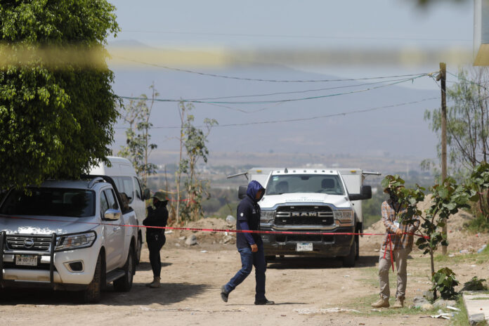 Integrantes del colectivo Madres Buscadoras de Jalisco permanecen en la zona donde se localizó una fosa clandestina este 16 de mayo de 2026, en el municipio de El Salto en Jalisco (México) EFE/ Francisco Guasco
