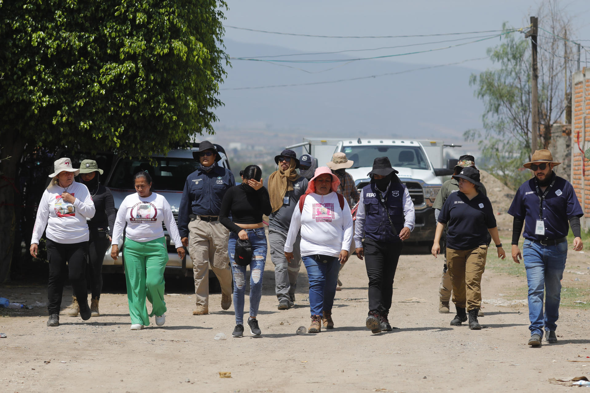Integrantes del colectivo Madres Buscadoras de Jalisco asisten a una fosa clandestina este 16 de mayo de 2026, en el municipio de El Salto en Jalisco (México).  EFE/ Francisco Guasco
