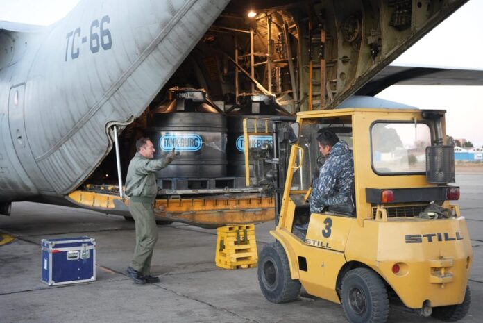 Fotografía cedida por el Ministerio de Desarrollo Productivo, Rural y Aguas que muestra la llegada de 12 toneladas de pollo en un avión enviado por el Gobierno de Argentina este sábado, en El Alto (Bolivia). EFE/ Ministerio De Desarrollo Productivo, Rural y Aguas / SOLO USO EDITORIAL/ NO VENTAS/ SOLO DISPONIBLE PARA ILUSTRAR LA NOTICIA QUE ACOMPAÑA (CRÉDITO OBLIGATORIO)
