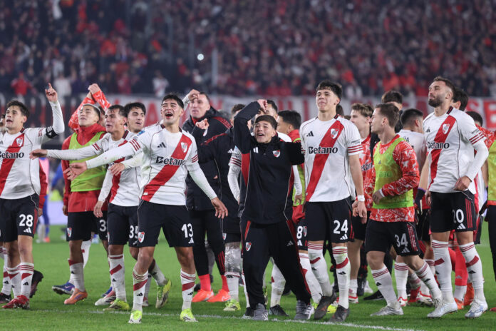 Jugadores de River Plate celebran este sábado la victoria por 1-0 sobre Rosario Central en el estadio Monumental y paso a la final del Torneo Apertura argentino. EFE/ Juan Ignacio Roncoroni
