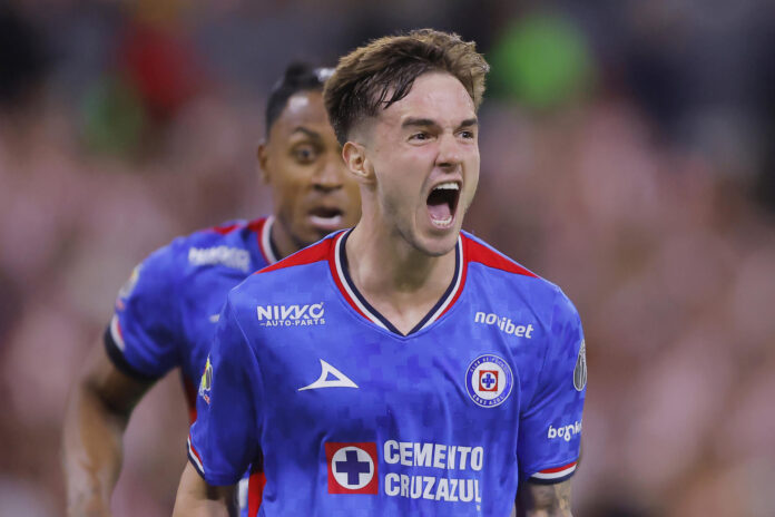 Agustín Palavecino, de Cruz Azul, celebra un gol en un partido de la semifinal de la Liga MX entre Guadalajara y Cruz Azul en el Estadio Jalisco, en Guadalajara (México). EFE/Francisco Guasco
