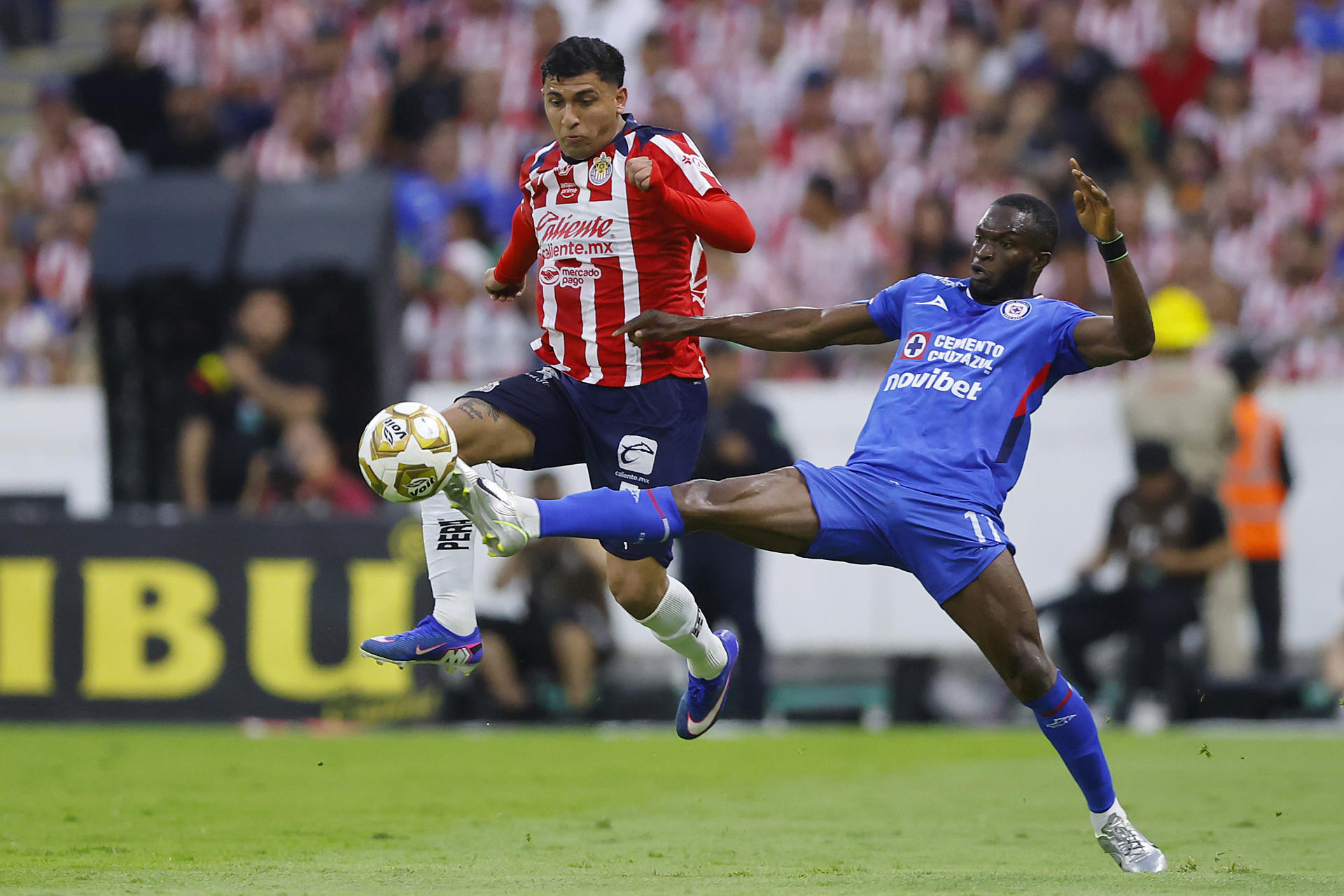 Bryan González (i), de Guadalajara, disputa el balón con Osinachi Ebere, de Cruz Azul, en un partido de la semifinal de la Liga MX entre Guadalajara y Cruz Azul en el Estadio Jalisco, en Guadalajara (México). EFE/Francisco Guasco