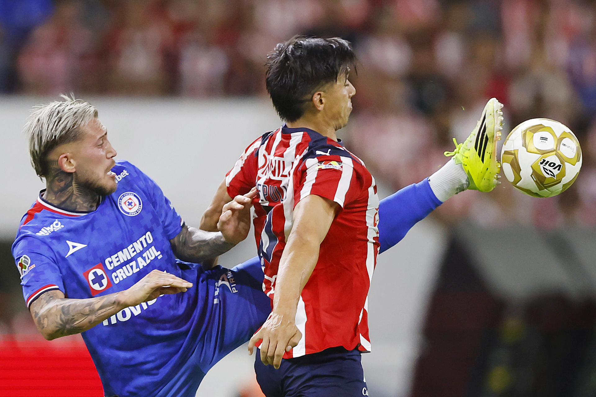 Ángel Sepúlveda (d), de Guadalajara, disputa el balón con Gonzalo Piovi, de Cruz Azul, en un partido de la semifinal de la Liga MX entre Guadalajara y Cruz Azul en el Estadio Jalisco, en Guadalajara (México). EFE/Francisco Guasco