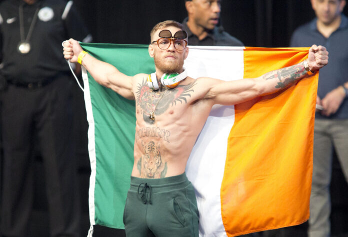 Fotografía de archivo del  25 de agosto de 2017 en la que se observa a Conor McGregor al llegar al pesaje antes de la pelea con Floyd Mayweather en el estadio MOBILE en Las Vegas, Nevada (EE.UU.). EFE/ARMANDO ARORIZO
