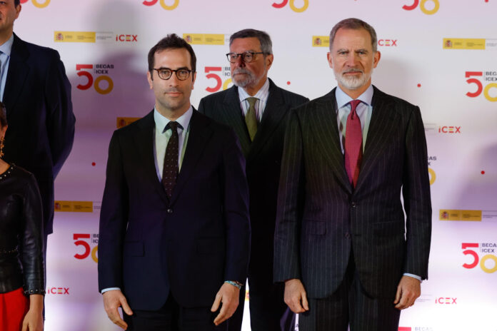 El rey Felipe (d) y el ministro de Economía, Comercio y Empresa, Carlos Cuerpo (i), en una imagen de archivo. EFE/ Mariscal
