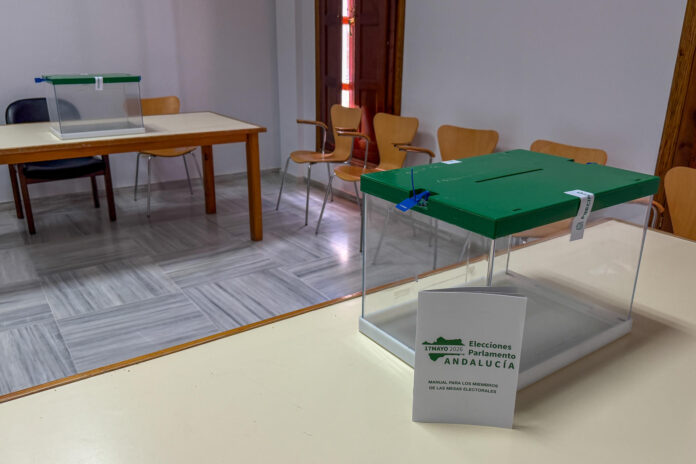Varias urnas preparadas en el colegio electoral de Castilleja de Guzmán, en Sevilla, donde el salón de plenos del Ayuntamiento se convirtió en sede de uno de los dos colegios electorales que dispone el pueblo. EFE/ David Arjona

