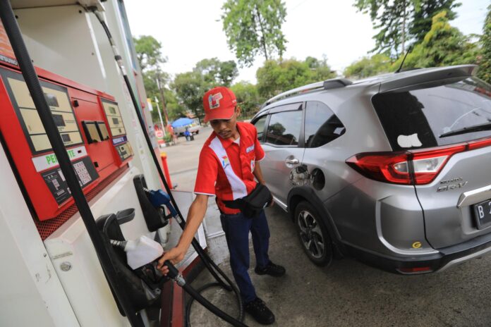 Un operario de una gasolinera de Banda Aceh (Indonesia) procede al respostaje de un vehículo.EFE/EPA/HOTLI SIMANJUNTAK
