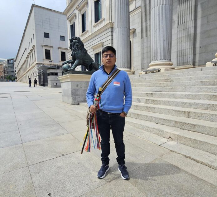 David Imbachí, gobernador indígena del pueblo yanacoa, sostiene la vara de mando del Consejo Regional Indígena del Cauca (Colombia) ante el Congreso de los Diputados de Madrid, donde ha buscado apoyos para las acciones de conservación de los recursos naturales de los territorios ancestrales. EFE/Natalia Arriaga
