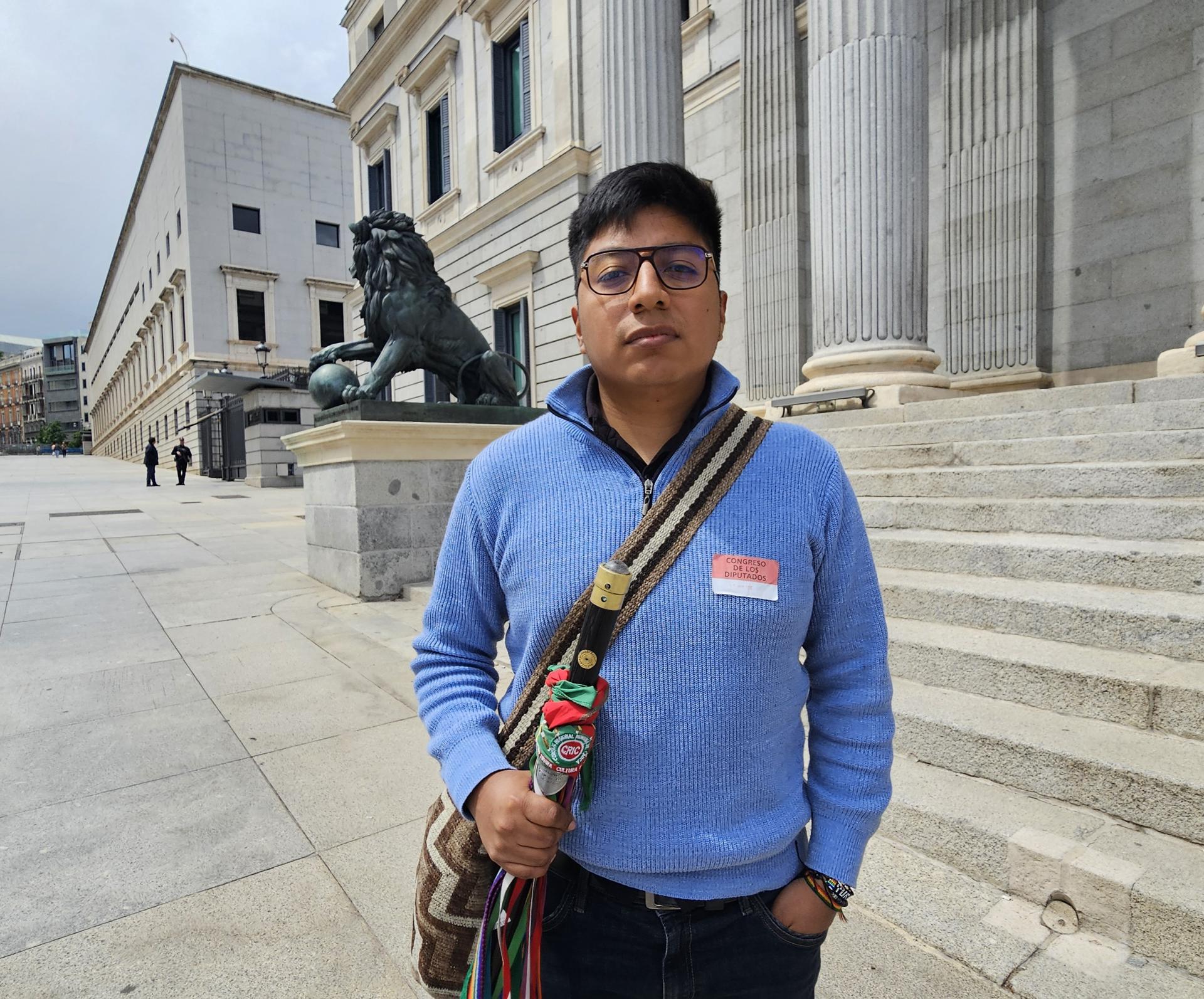 David Imbachí, gobernador indígena del pueblo yanacoa, sostiene la vara de mando del Consejo Regional Indígena del Cauca (Colombia) ante el Congreso de los Diputados de Madrid, donde ha buscado apoyos para las acciones de conservación de los recursos naturales de los territorios ancestrales. EFE/Natalia Arriaga
