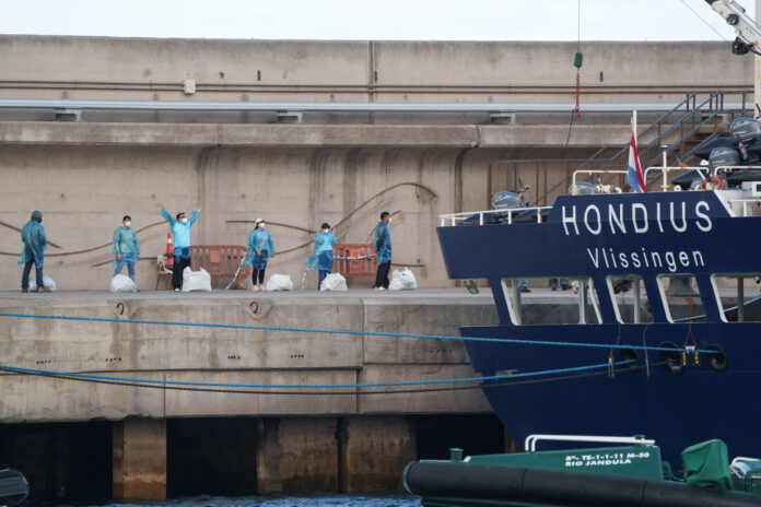 Pasajeros del Hondius tras desembarcar en el puerto de Granadilla (islas Canarias) el pasado 11 de mayo. EFE/ Ramon de la Rocha
