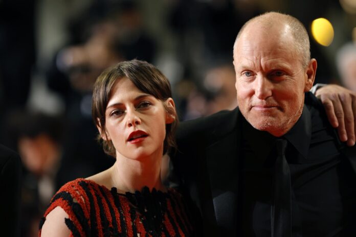 Woody Harrelson (R) and Kristen Stewart en la premier de la película 'Full Phil' en Cannes. EFE/EPA/TERESA SUAREZ
