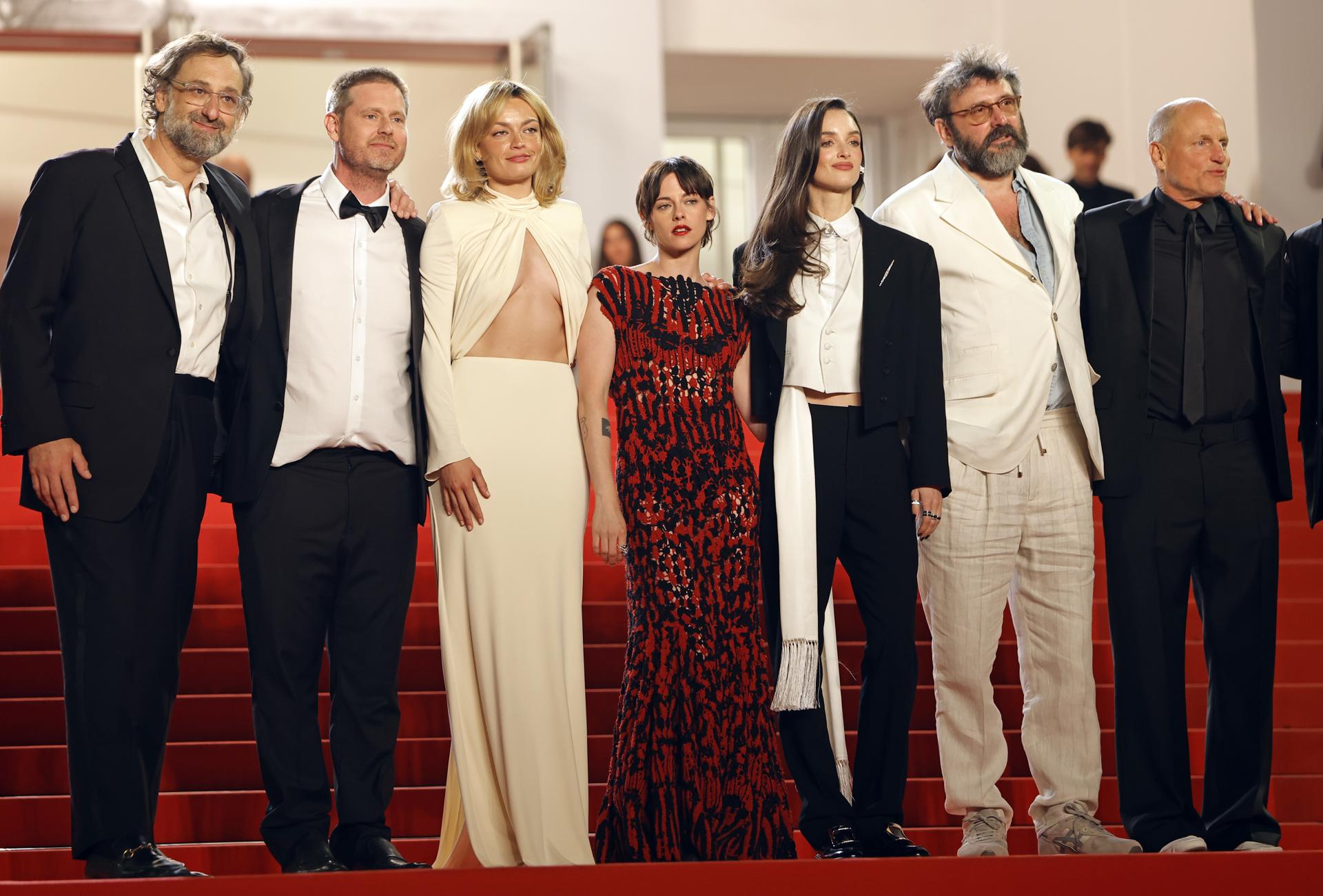 Eric Wareheim, Tim Heidecker, Emma Mackey, Kristen Stewart, Charlotte Le Bon, Quentin Dupieux, and Woody Harrelson en la premier en Cannes de 'Full Phil'. EFE/EPA/TERESA SUAREZ
