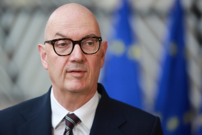 El ministro francés de Finanzas, Roland Lescure, en una reunión reciente del Eurogrupo. EFE/EPA/OLIVIER HOSLET
