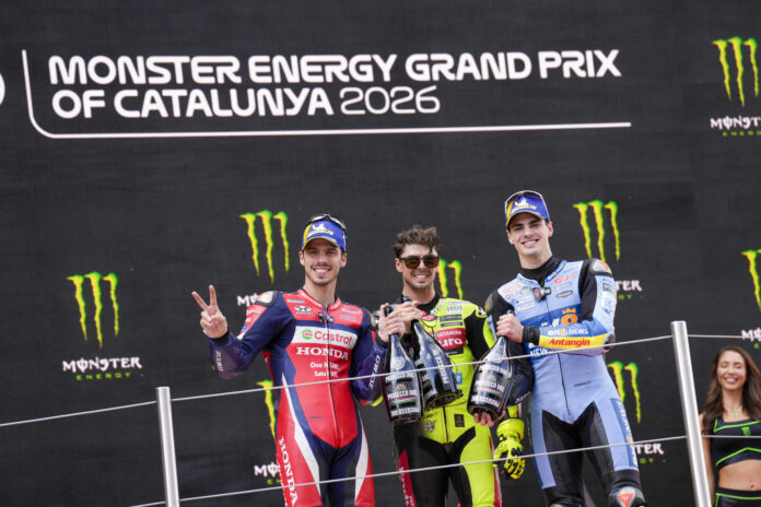 (i-d) El piloto español de MotoGP Joan Mir (Honda HRC Castrol), segundo clasificado; junto al piloto italiano Fabio Di Giannantonio (VR46 Racing Team), primer clasificado, y el piloto español Fermín Aldeguer (BK8 Gresini Racing MotoGP), tercer clasificado, celebran en el podio tras la carrera del Gran Premio de Cataluña, sexta prueba de los mundiales de motociclismo de velocidad en el Circuito de Barcelona-Cataluña disputada este domingo en Montmeló. EFE/ Alejandro García
