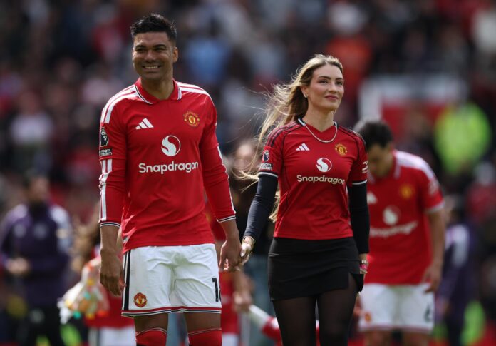 El jugador del United Casemiro junto a su familia se despide de Old Trafford tras el partido que han jugado Manchester United y Nottingham Forest, en Manchester, Reino Unido. EFE/EPA/ADAM VAUGHAN
