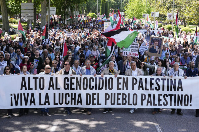 Manifestación de este domingo en Madrid para exigir que se aplique a Israel un embargo efectivo de amas y el fin de las relaciones comerciales, diplomáticas y militares. EFE/ Borja Sanchez-Trillo
