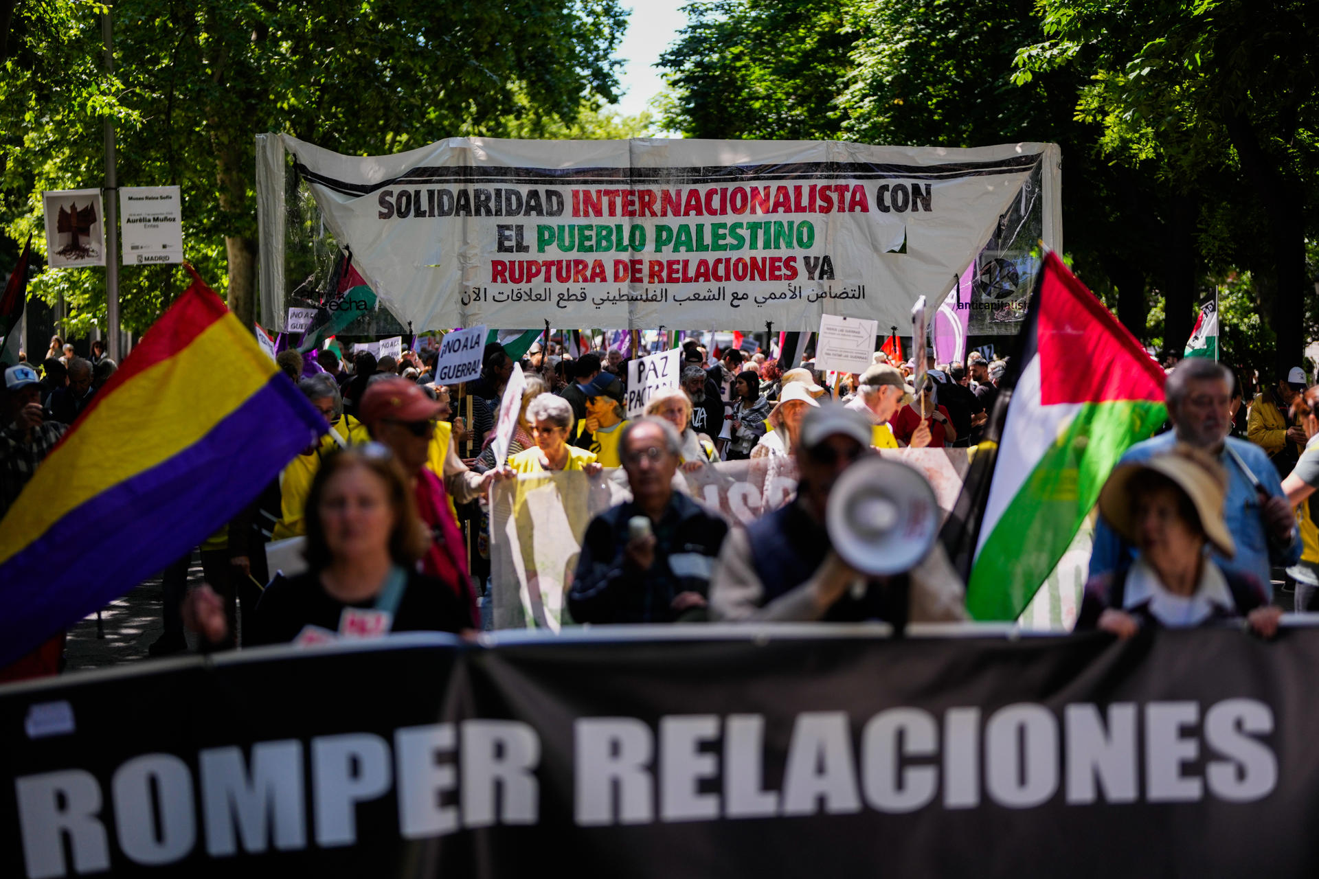 Manifestación de este domingo en Madrid para exigir que se aplique a Israel un embargo efectivo de amas y el fin de las relaciones comerciales, diplomáticas y militares. EFE/ Borja Sanchez-Trillo
