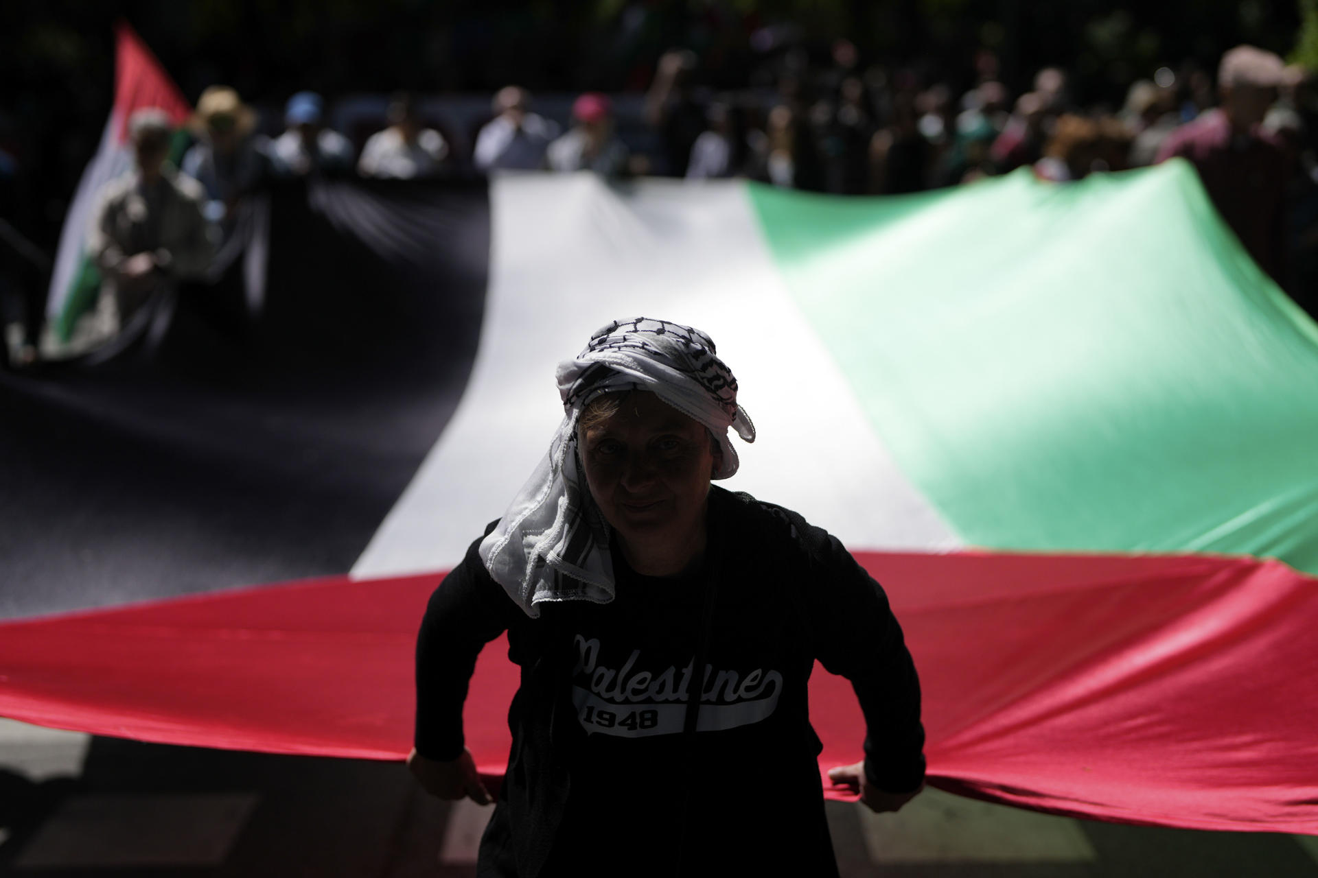 Manifestación de este domingo en Madrid para exigir que se aplique a Israel un embargo efectivo de amas y el fin de las relaciones comerciales, diplomáticas y militares. EFE/ Borja Sanchez-Trillo
