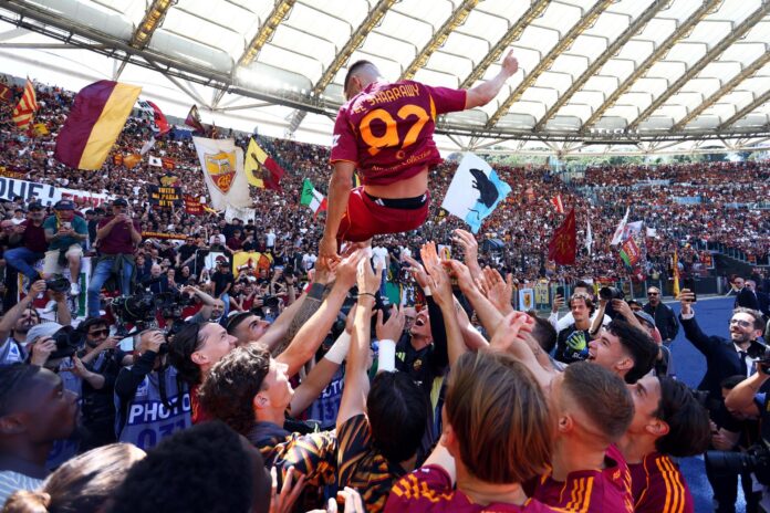 El jugador del AS Roma Stephan El Shaarawy (up) celebra la victoria en el partido de la Serie A que han jugado AS Roma y SS Lazio en el Olímpico Stadium en Roma, Italia. EFE/EPA/FEDERICO PROIETTI
