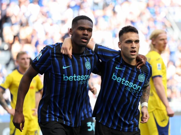 El jugador del FC Inter Ange-Yoan Bonny (I) celebra un gol con Lautaro Martinez durante el partido de la Serie A que han jugado FC Inter Milan y Hellas Verona FC en Milan, Italia. EFE/EPA/ROBERTO BREGANI
