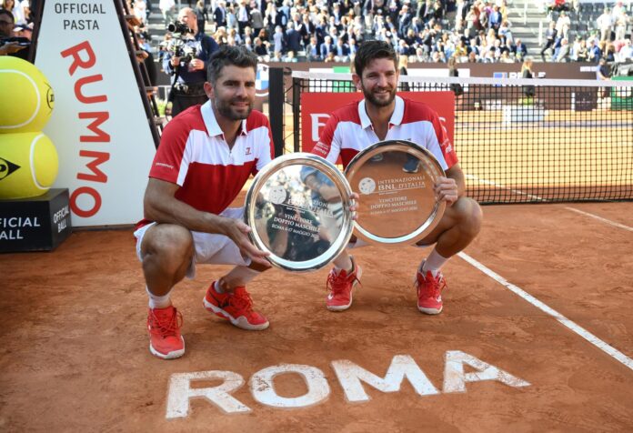 Los italianos Simone Bolelli (I) y Andrea Vavassori tras ganar la final de dobles de Roma. EFE/EPA/ALESSANDRO DI MEO
