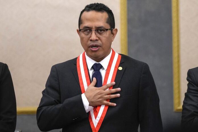 El presidente del Jurado Nacional de Elecciones (JNE), Roberto Burneo, participa durante la ceremonia de proclamación de resultados de las fórmulas que buscarán la jefatura de Estado para el período 2026-2031 en Lima (Perú). EFE/John Reyes Mejia
