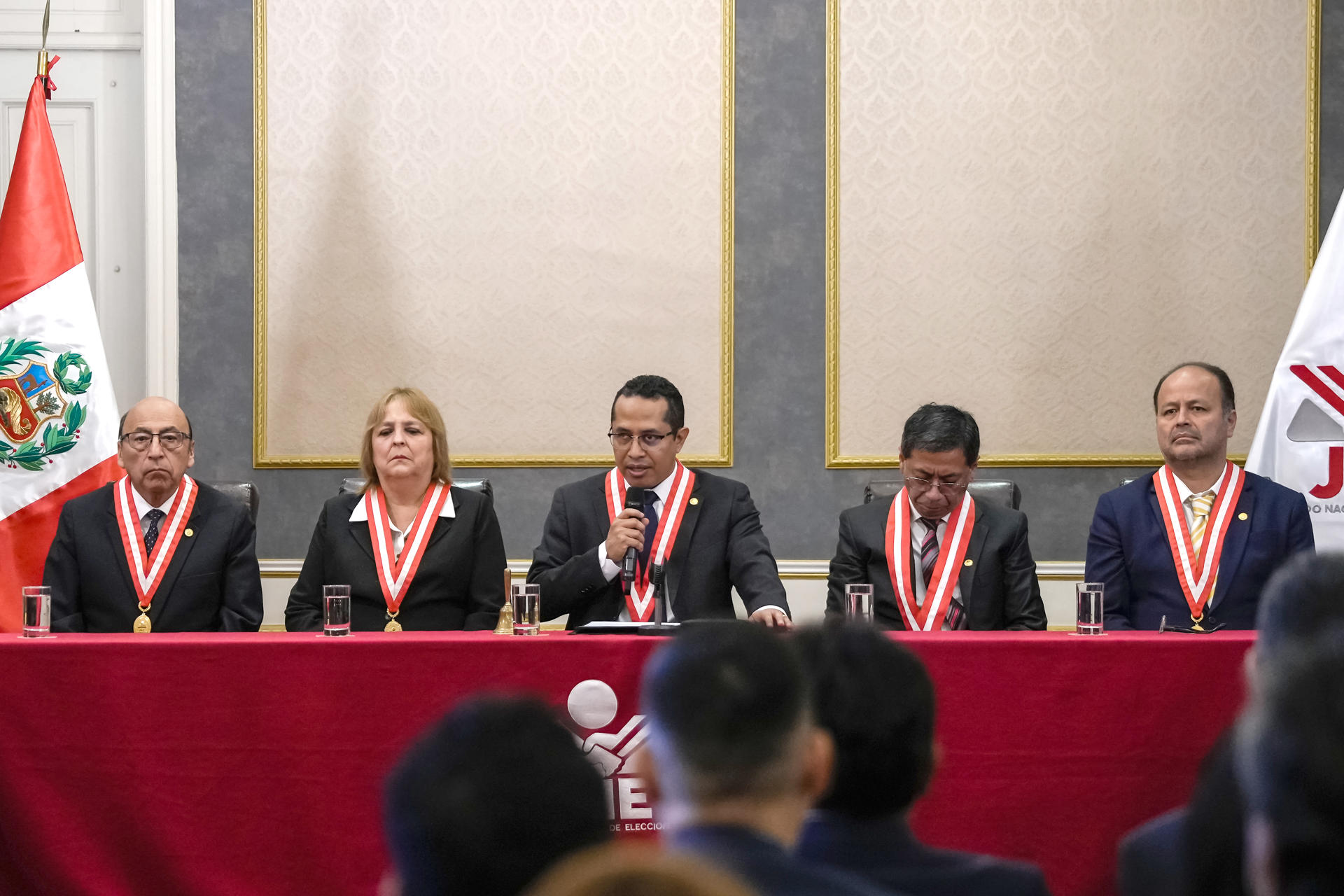 El presidente del Jurado Nacional de Elecciones (JNE), Roberto Burneo (c), habla durante la ceremonia de proclamación de resultados de las fórmulas que buscarán la jefatura de Estado para el período 2026-2031 en Lima (Perú). EFE/ John Reyes Mejia
