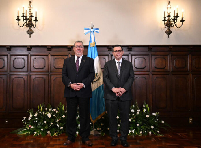 Fotografía de archivo que muestra al presidente de Guatemala, Bernardo Arévalo de León (i), posando junto al abogado y doctor en Derecho Gabriel Estuardo García Luna, nuevo fiscal general y jefe del Ministerio Público (Fiscalía) en Ciudad de Guatemala (Guatemala). EFE/ Gobierno de Guatemala

