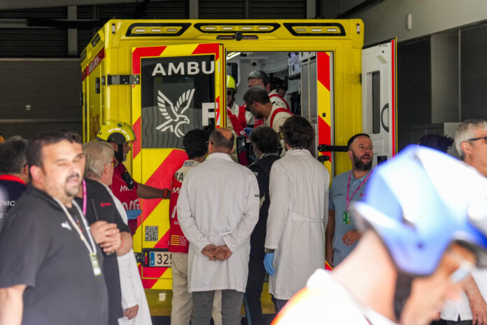 La ambulancia que traslada al piloto español de Moto GP Álex Márquez a su llegada al centro médico tras su caída durante la carrera del Gran Premio de Cataluña, sexta prueba de los mundiales de motociclismo de velocidad en el Circuito de Barcelona-Cataluña disputada este domingo en Montmeló. EFE/Alejandro Garcia
