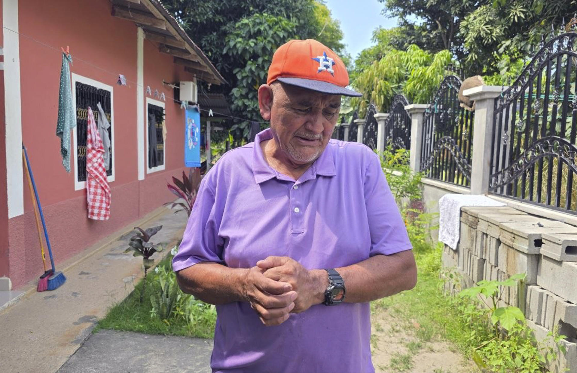 Ventura Portillo, abuelo de Nelson Davián Portillo de catorce años, uno de los tres hondureños fallecidos hallados en el vagón de un tren en Laredo, Estados Unidos, habla durante una entrevista con EFE este domingo en el municipio de San Juan Pueblo (Honduras). EFE/Germán Reyes