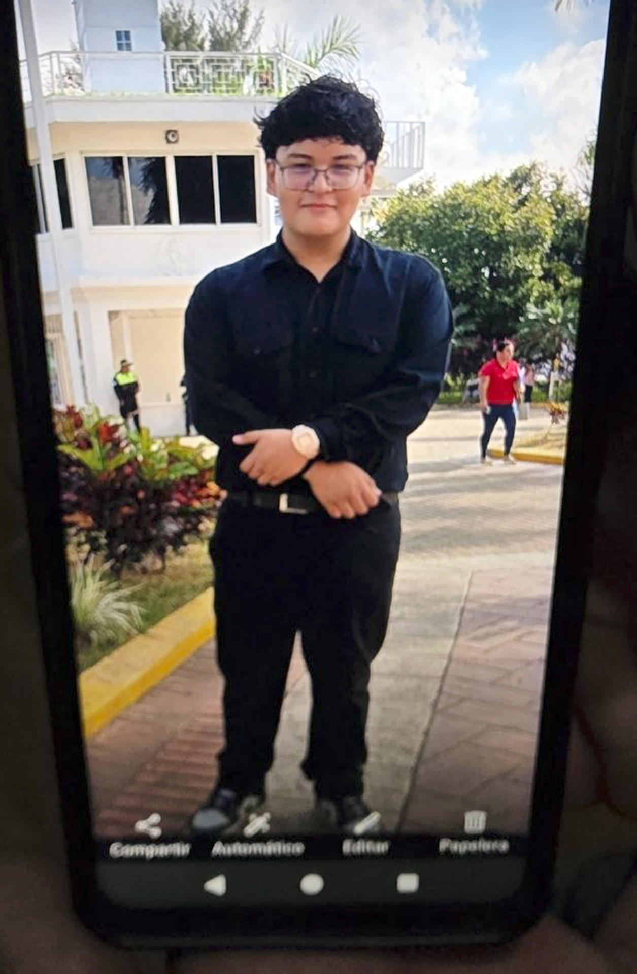 Nelson Portillo, padre de Nelson Davián Portillo de catorce años, uno de los tres hondureños fallecidos hallados en el vagón de un tren en Laredo, Estados Unidos, muestra una imagen de su hijo durante una entrevista con EFE este domingo en el municipio de San Juan Pueblo (Honduras). EFE/Germán Reyes