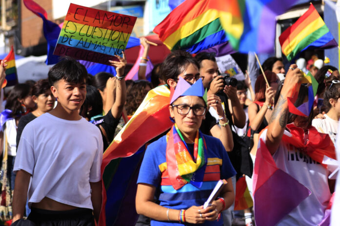 Fotografía de archivo del 17 de junio de 2024, de integrantes de la comunidad LGBT participando durante una manifestación en la ciudad de Pachuca, Hidalgo (México). EFE /David Martínez Pelcastre
